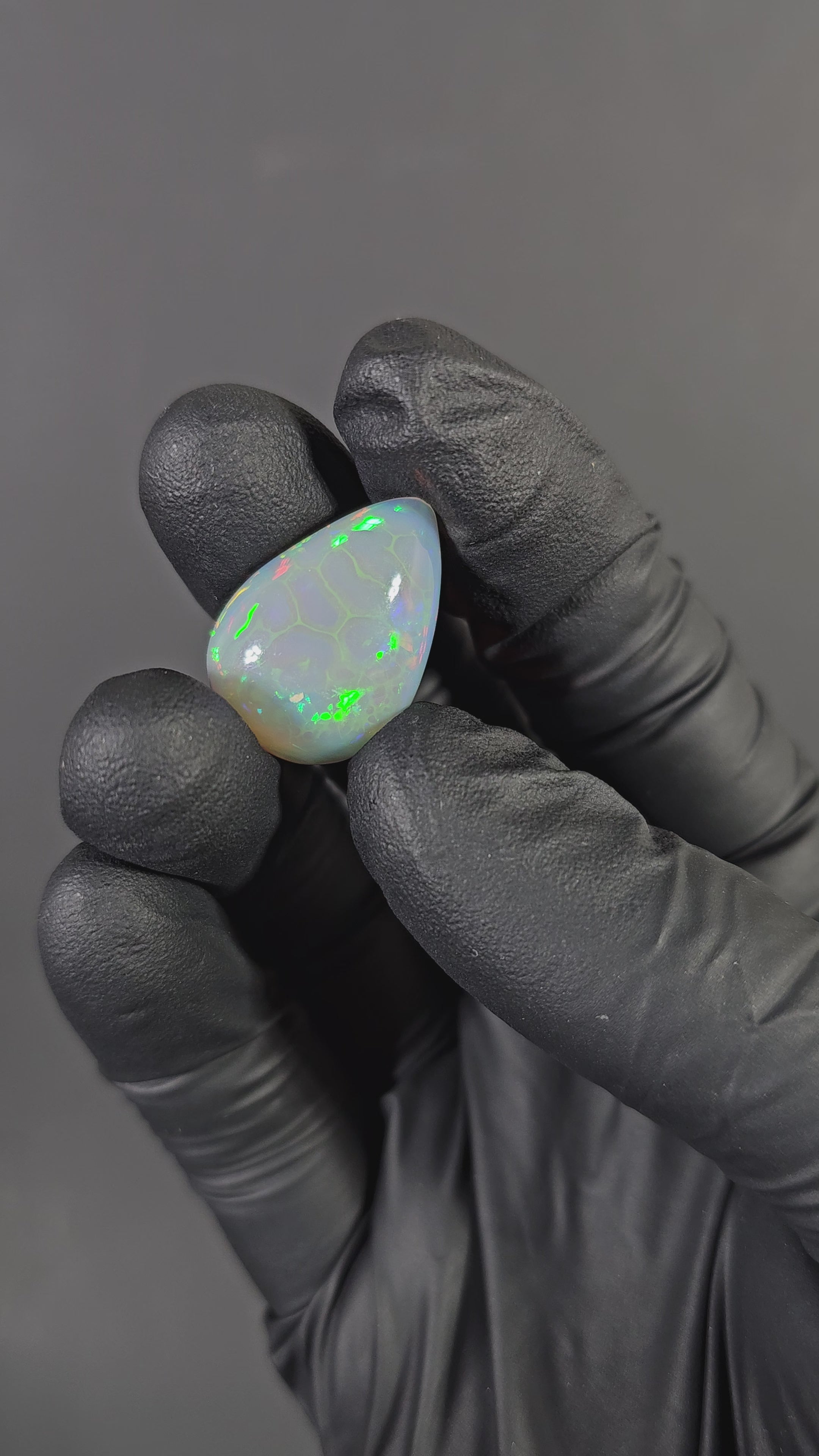 15.50 Carat Ethiopian Opal Cabochon – Honeycomb Pattern Multicolor Fire (24.24 × 17.08 × 8.61 mm)